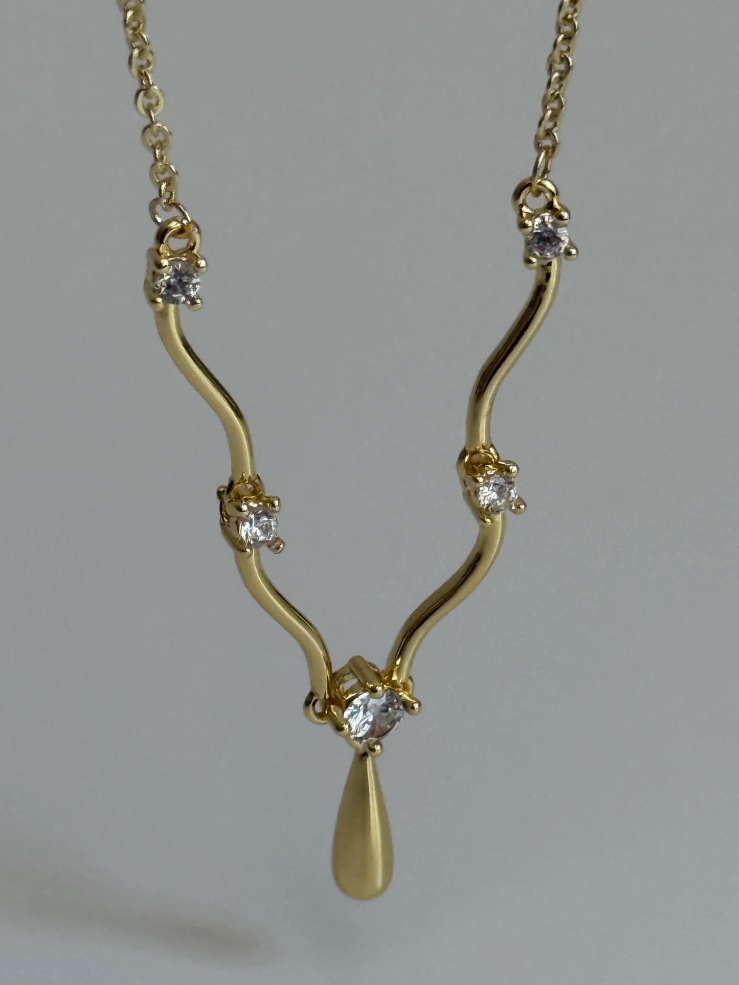 Gold Rengi V Model Kadın Kolye