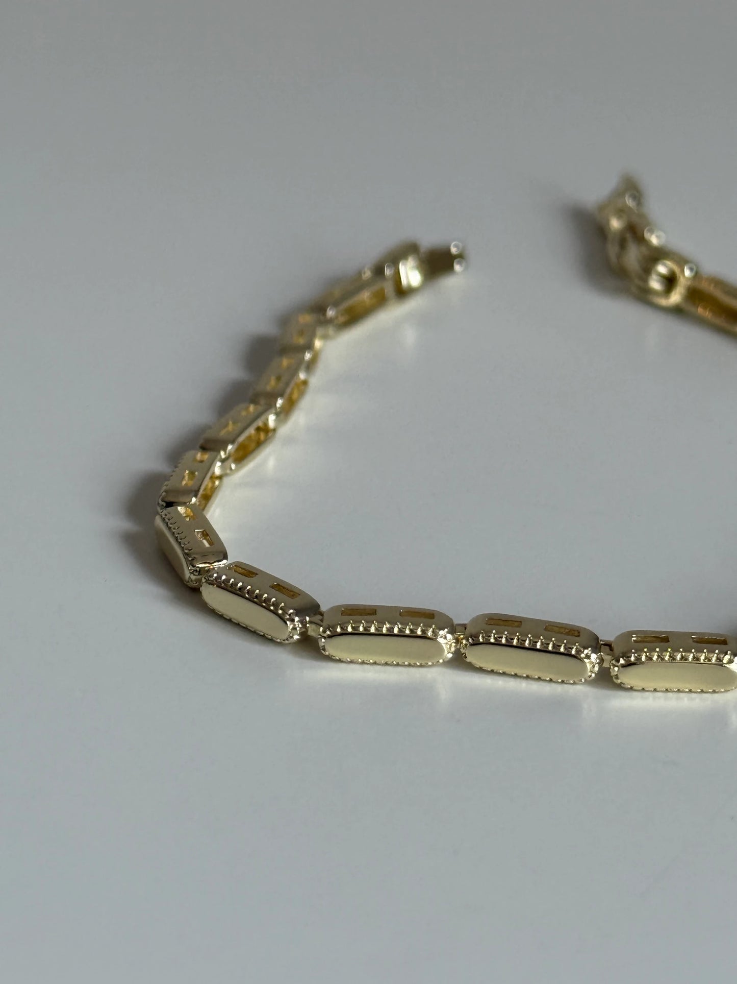 Gold Rengi Oval Form Sıralı Kadın Bileklik