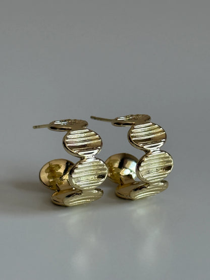 Gold Rengi Sıralı Yuvarlak Model Halka Kadın Küpe