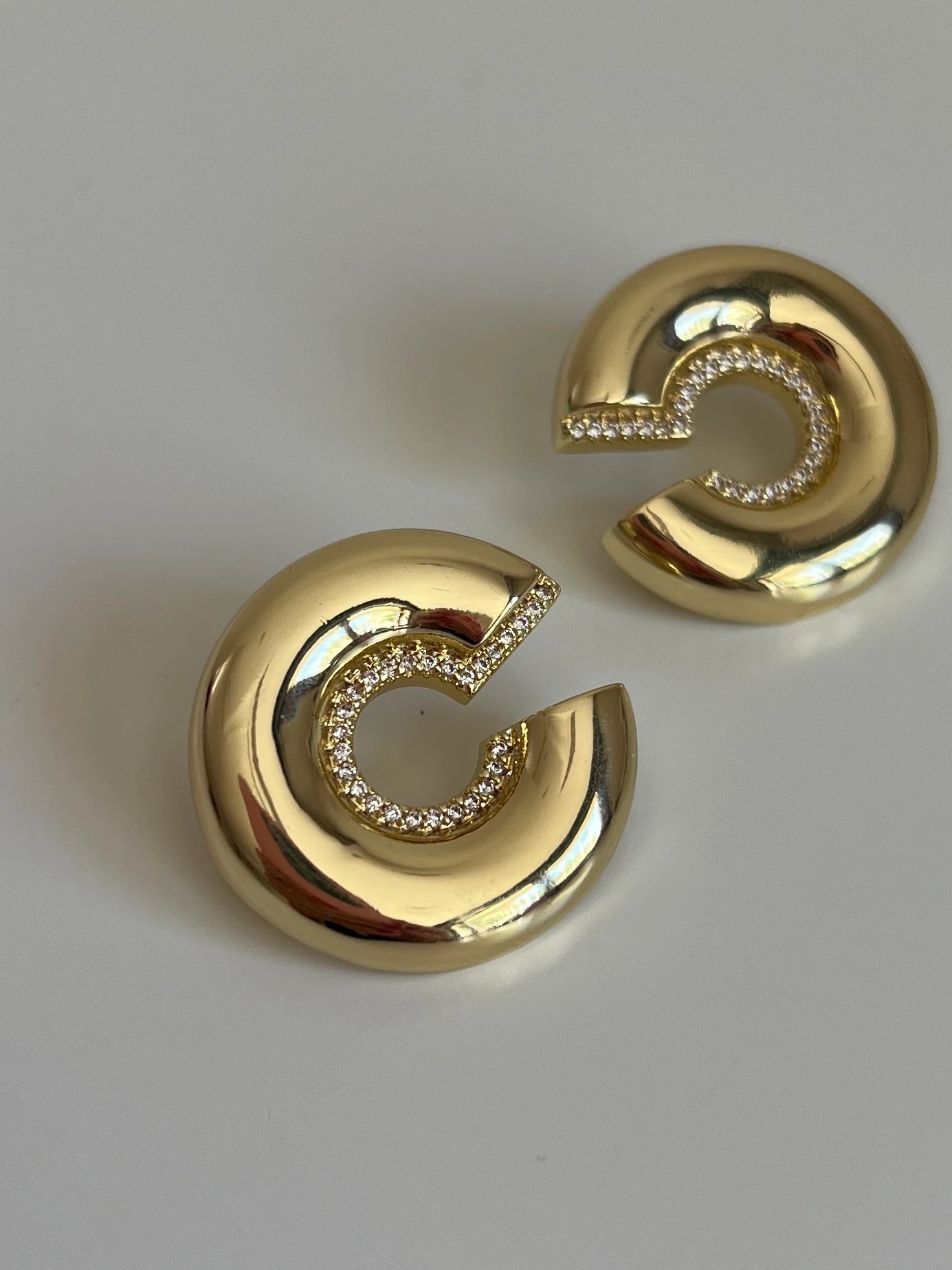 Gold Rengi Zirkon Taşlı Yuvarlak Model Kadın Küpe