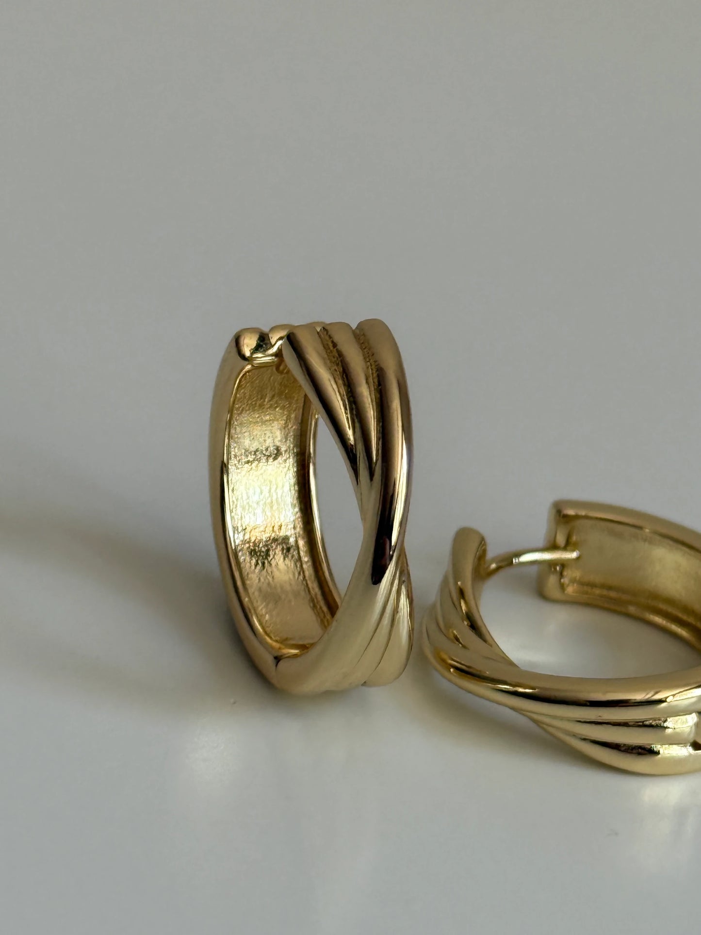 Gold Rengi Burgu Model Halka Kadın Küpe