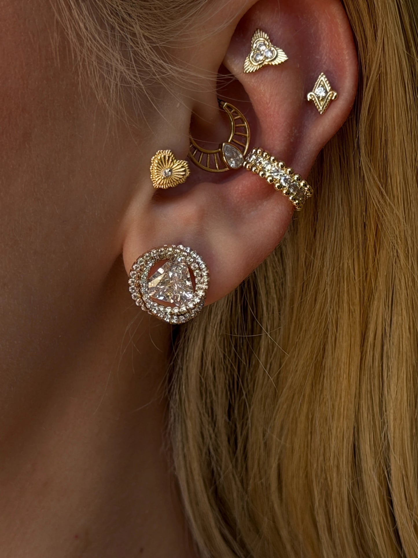 Sarmal Model Taşlı Kadın Küpe