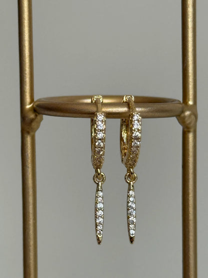 Gold Rengi Taşlı Sallantılı Kadın Küpe