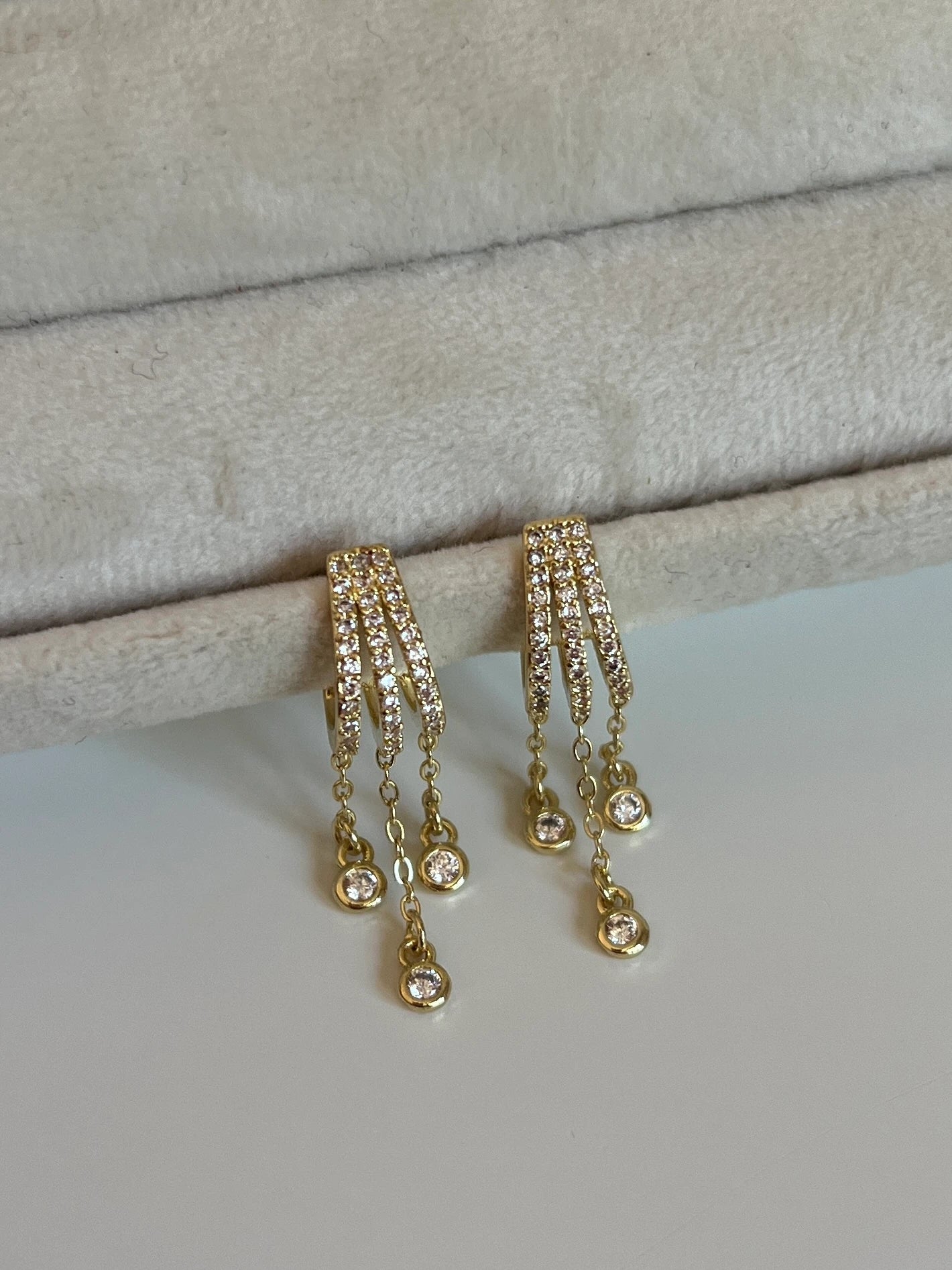 Gold Rengi Sallantılı Zirkon Taş Detaylı Kadın Küpe