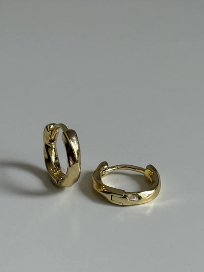 Gold Rengi Dalga Model Minimal Halka Kadın Küpe