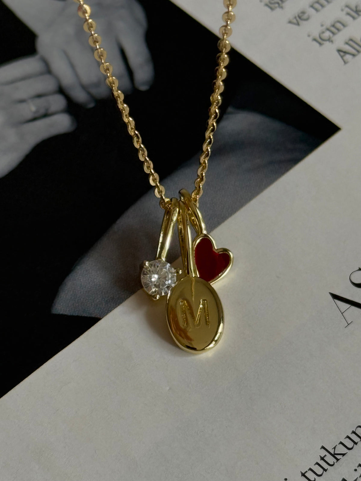 Gold Rengi Bordo Kalp Detaylı Harf Kadın Kolye