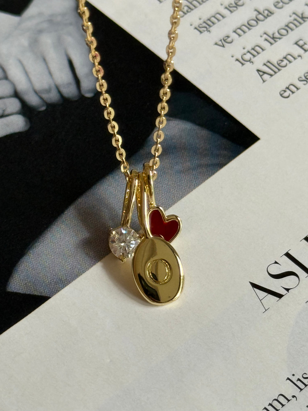 Gold Rengi Bordo Kalp Detaylı Harf Kadın Kolye
