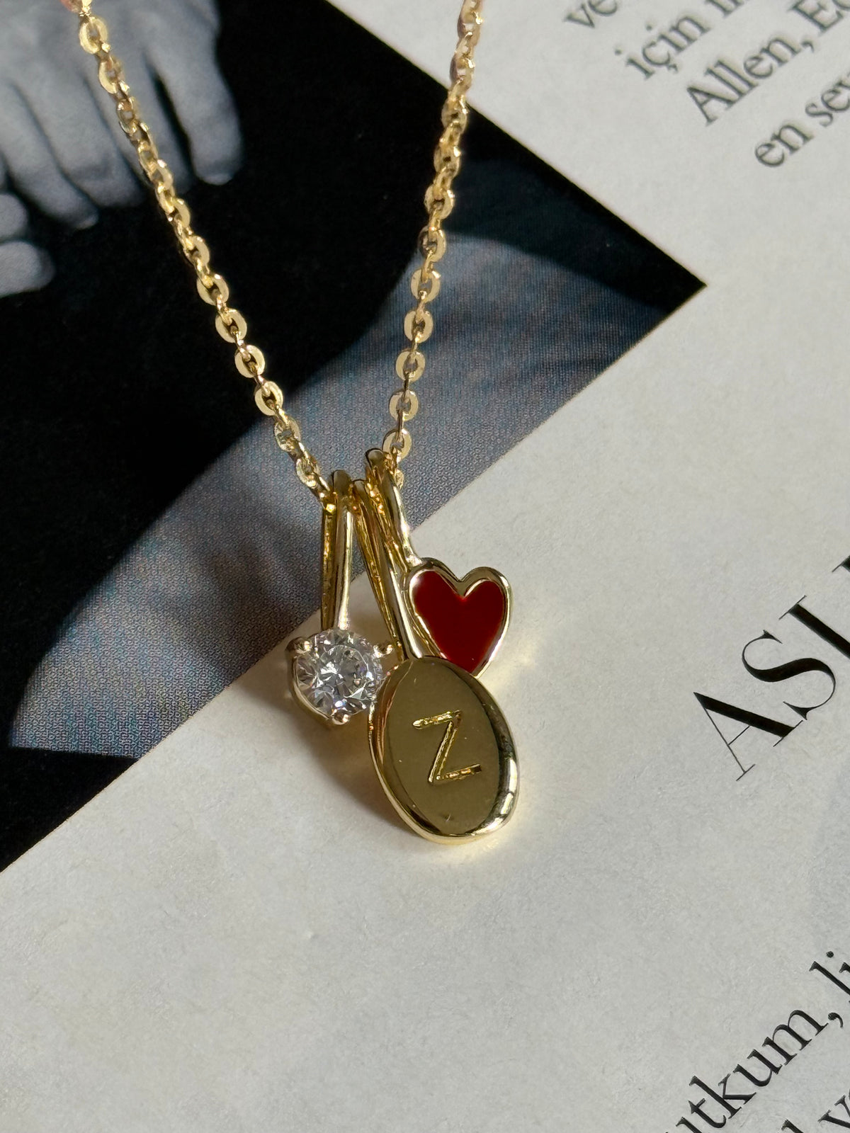 Gold Rengi Bordo Kalp Detaylı Harf Kadın Kolye